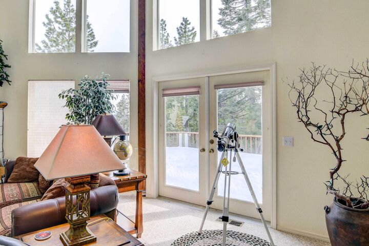 Pet-friendly California Cabin w / Beach Access