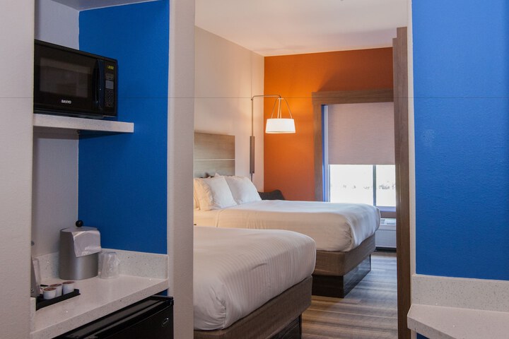 Room 33 of 62