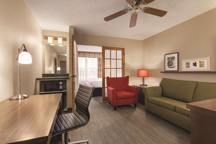 Country Inn & Suites by Radisson Forest Lake, MN
