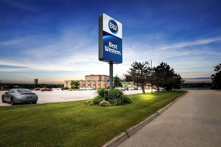 Hotel 4 of 100
