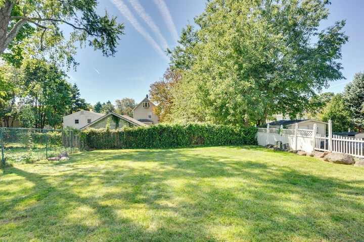 4 Mi to Nyc Shared Yard: Englewood Apartment!