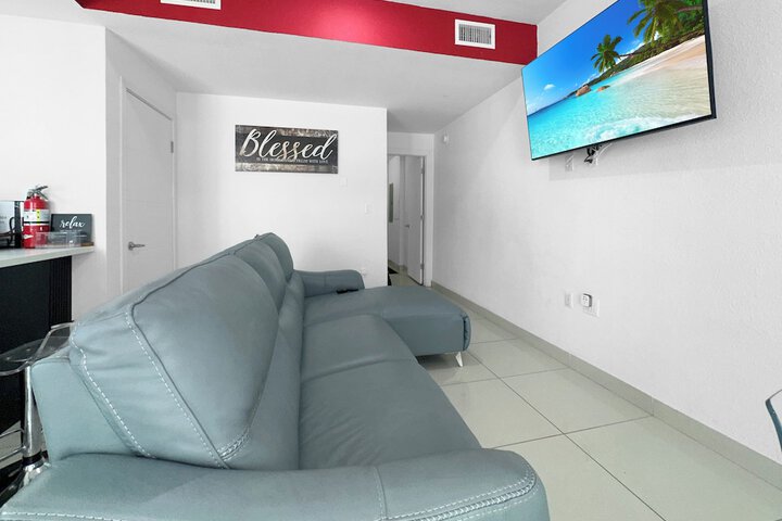 Experience Luna Sky! 65 TV Bar BBQ go FL Keys