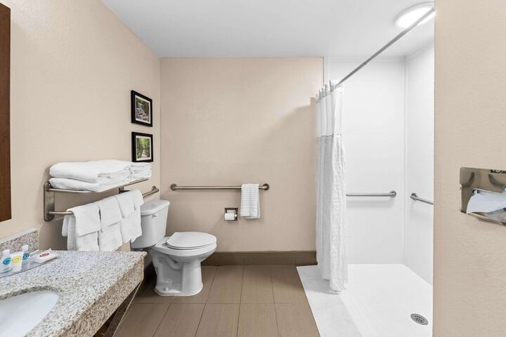 Comfort Inn & Suites Heath - Newark South