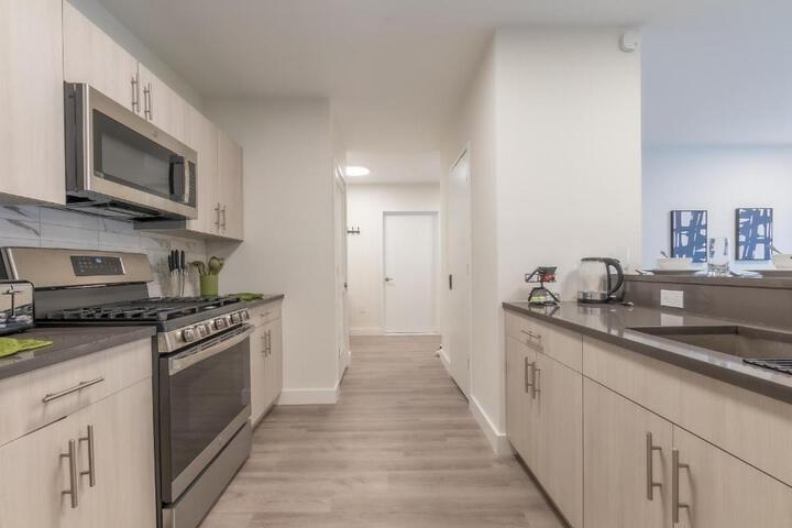 Opulence in Olive with Free Parking 2 BR 2 baths Suite, 5 beds and Sleeps 8