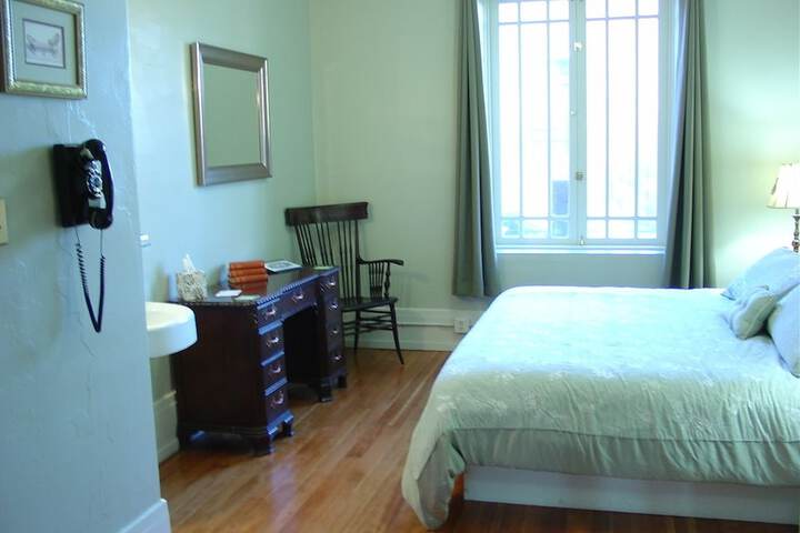 Room 34 of 68