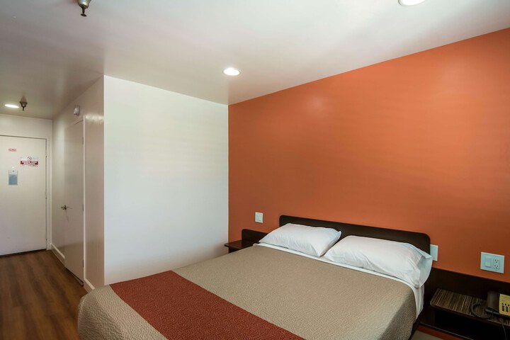 Room 17 of 27