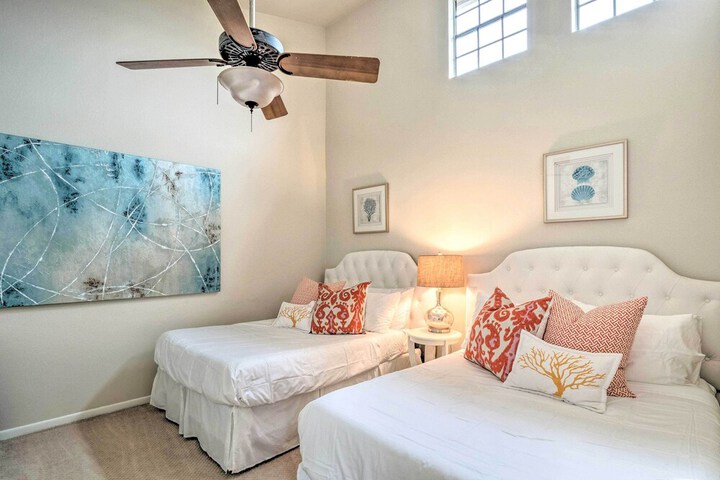 Horseshoe Bay Townhome w / Patio & Outdoor Pool!