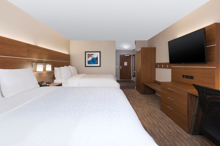 Room 10 of 28