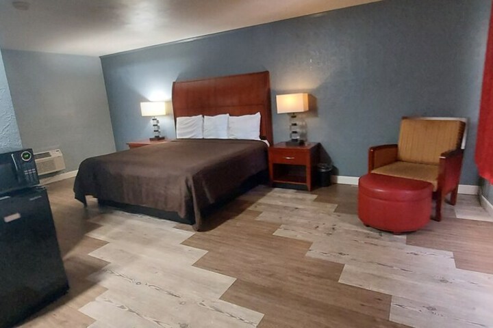Room 5 of 8