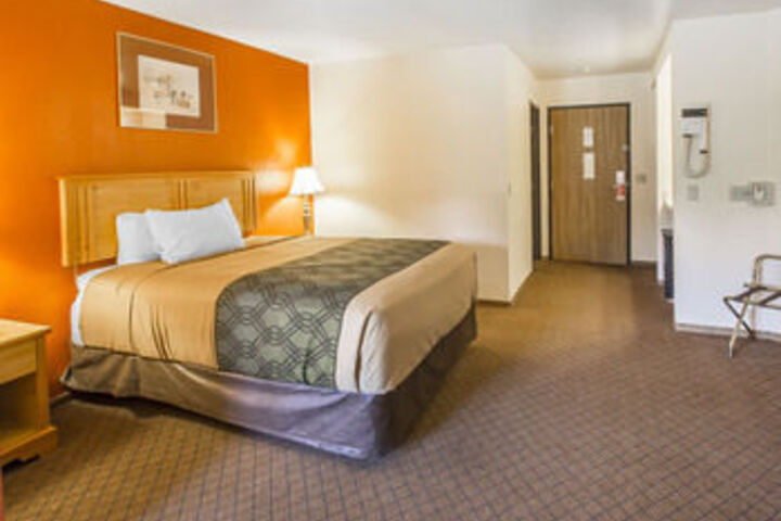 Econo Lodge Inn & Suites