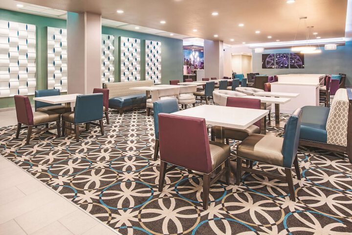 La Quinta Inn & Suites by Wyndham Dallas Plano - The Colony