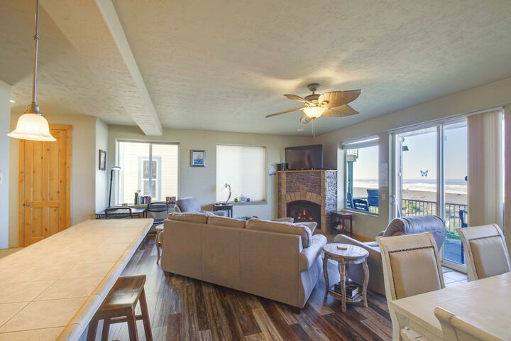 Quiet Waterfront Escape w / Hot Tub & Beach Access!