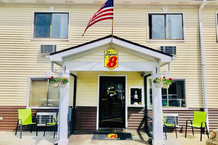 Super 8 by Wyndham Radcliff Ft. Knox Area