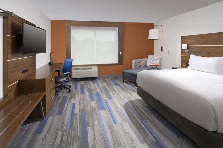 Holiday Inn Express & Suites Altoona by IHG