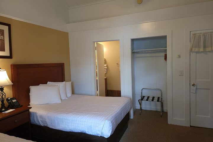 Hickory Grove Motor Inn