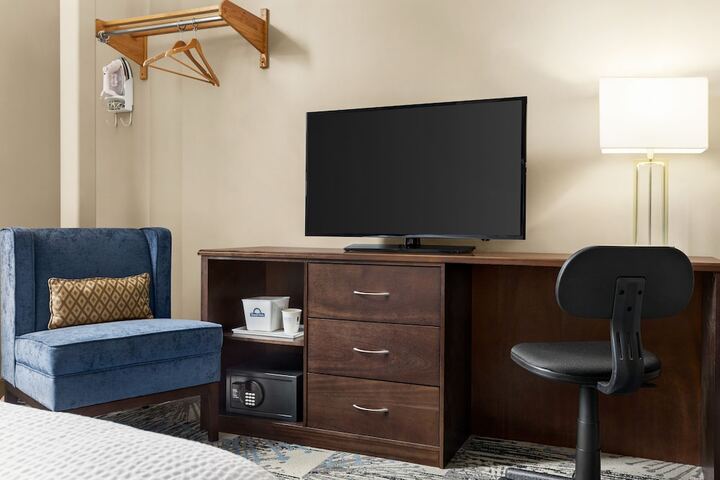 Room 5 of 32