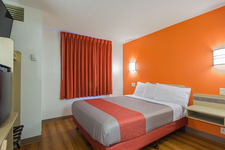 Room 27 of 33