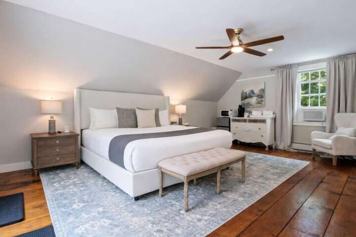 The Aurora Inn & Cottages