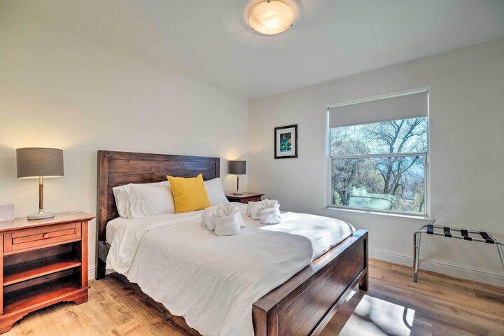 Hot Tub & Mtn Views: Peaceful Columbia Retreat!