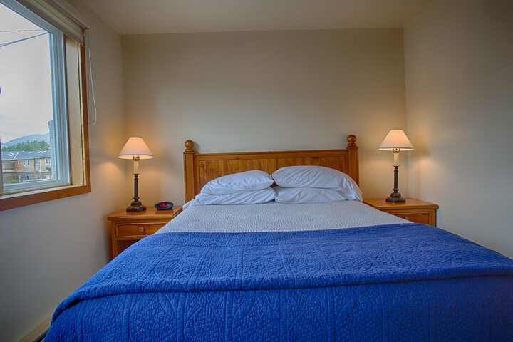 The Waves / The Argonauta Inn/The White Heron Lodge