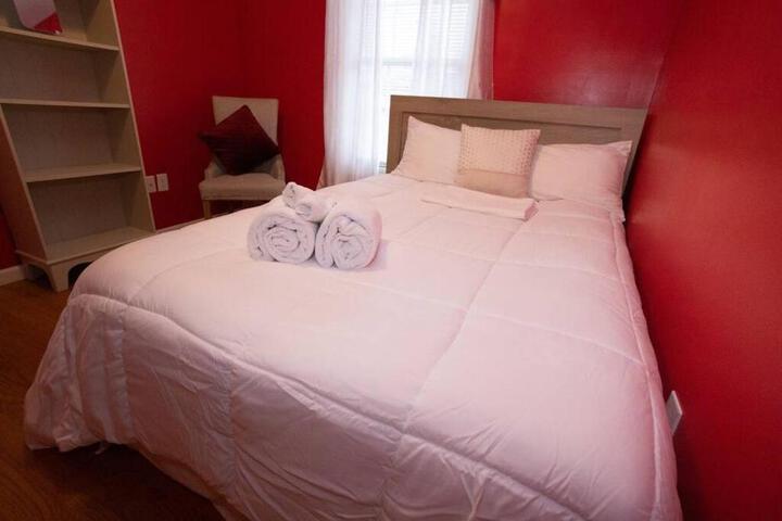Family 3-bedroom home (2nd floor near EWR / Outlet)
