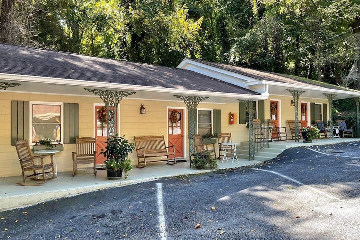 Mountain Aire Cottages Inn & Glamping