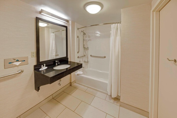 Room 10 of 28