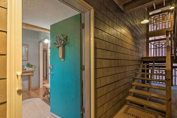 Mountain Air Condo w / Deck & Views Pets Welcome!