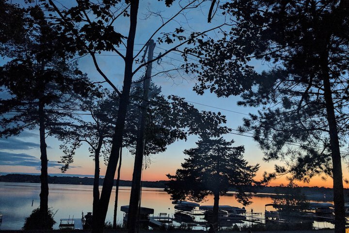 Lake Ripley Lodge w Lake Front Rooms Grand Porch, Kayaks & Paddleboard