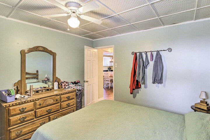 Green Lake Vacation Home w / Screened Porch!