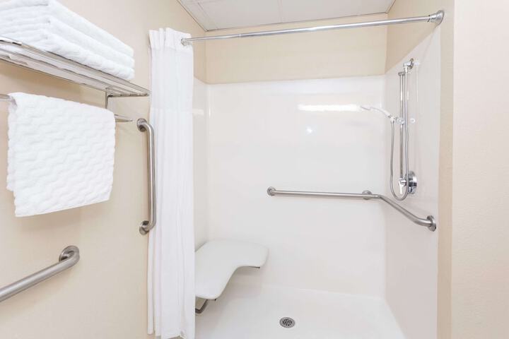 Days Inn & Suites by Wyndham Savannah North I-95