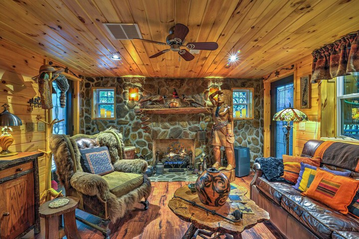 Celo Cabin w / Deck in Pisgah National Forest