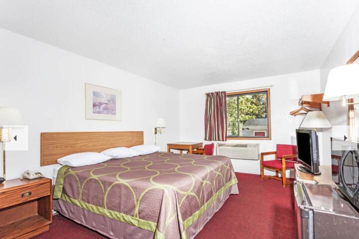 Room 9 of 28