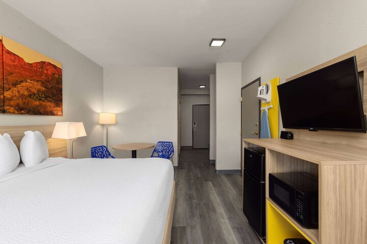 Room 51 of 143