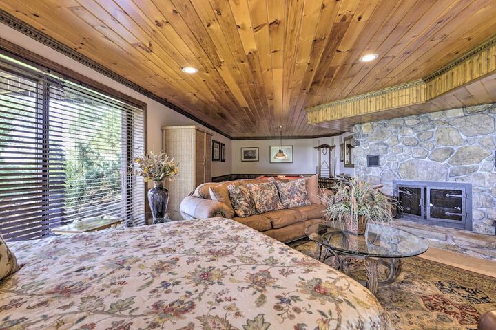 Cozy Studio: Indoor Hot Tub & Inground Pool Access
