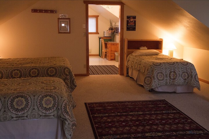 Whittakers Motel & Historic Bunkhouse