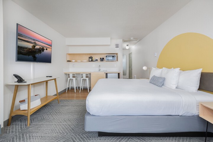 Room 32 of 65