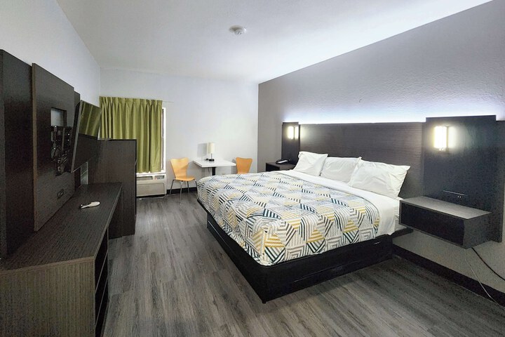 Room 17 of 32