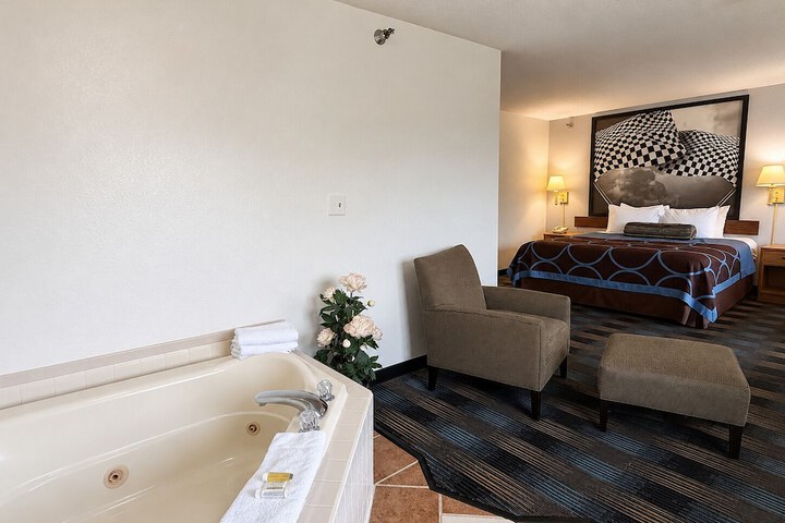 Super 8 by Wyndham Huntington