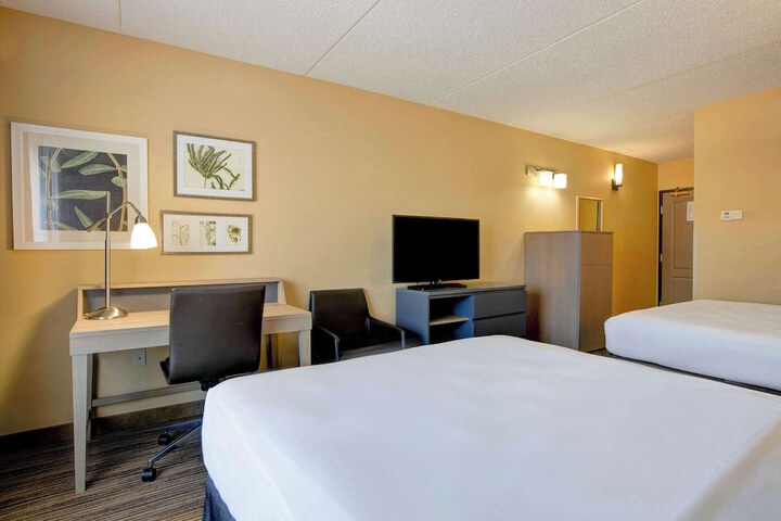 Comfort Inn & Suites St. Paul Northeast