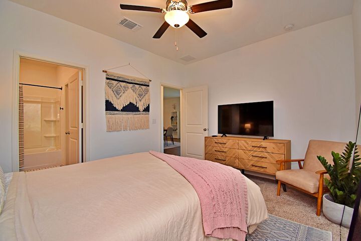Long-term Stays Family-friendly Communal Pool!