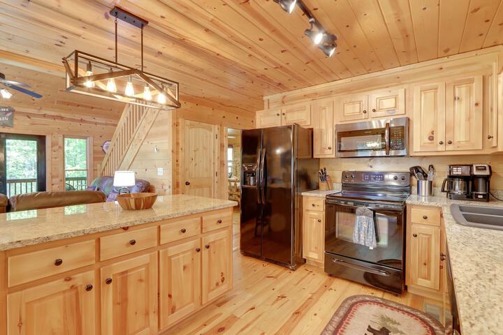 Private Ellijay Cabin w / Hot Tub & Amenities!