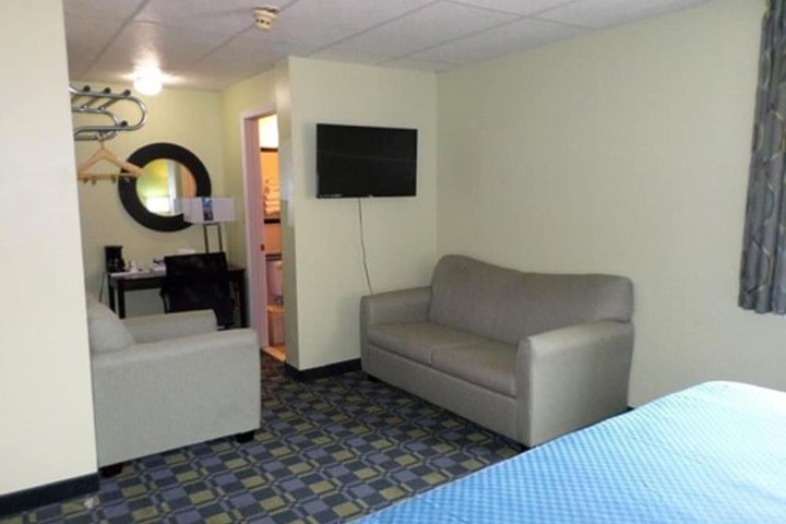 Travelodge by Wyndham Cleveland Lakewood