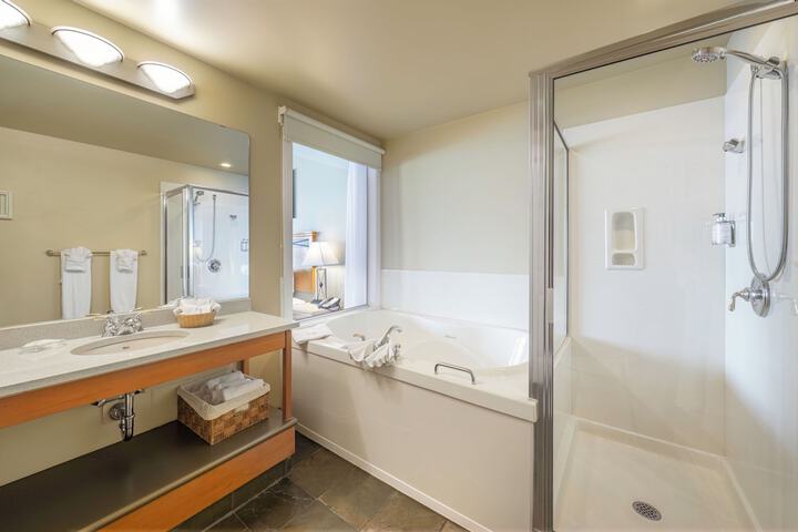 Sidney Waterfront Inn & Suites