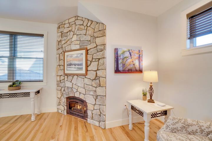 2 Mi to Town: Castle Rock Retreat w / Fireplace!