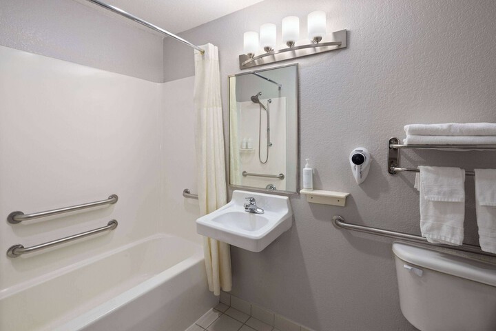 Days Inn & Suites by Wyndham Green Bay WI.
