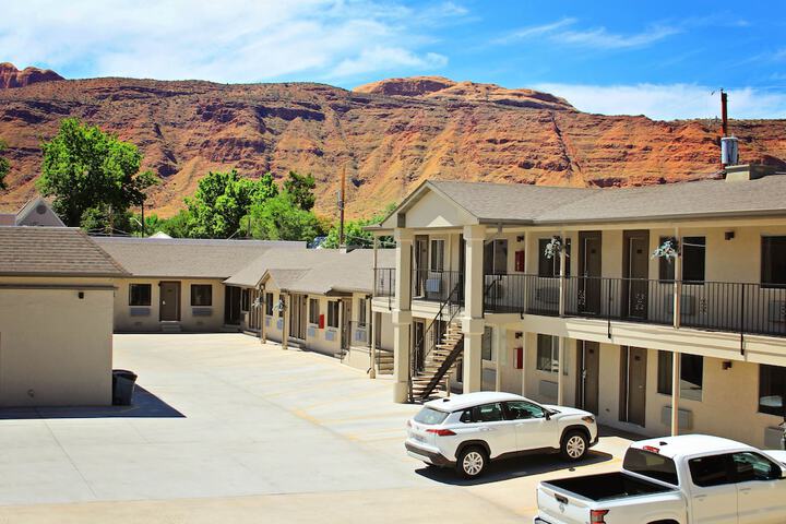 Hotel 6 of 100