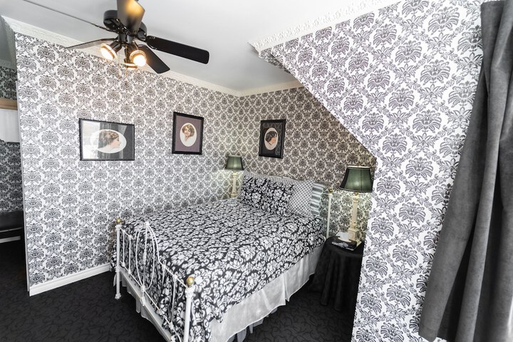 Room 68 of 103