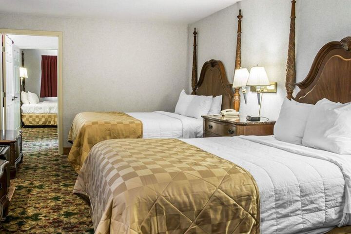 Clarion Hotel Mackinaw City Beachfront
