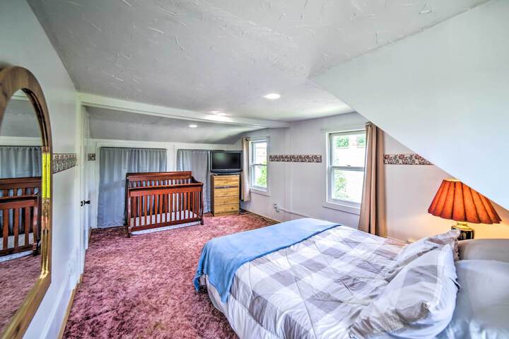 Cozy Ishpeming Cottage w / Lake & Park Views!